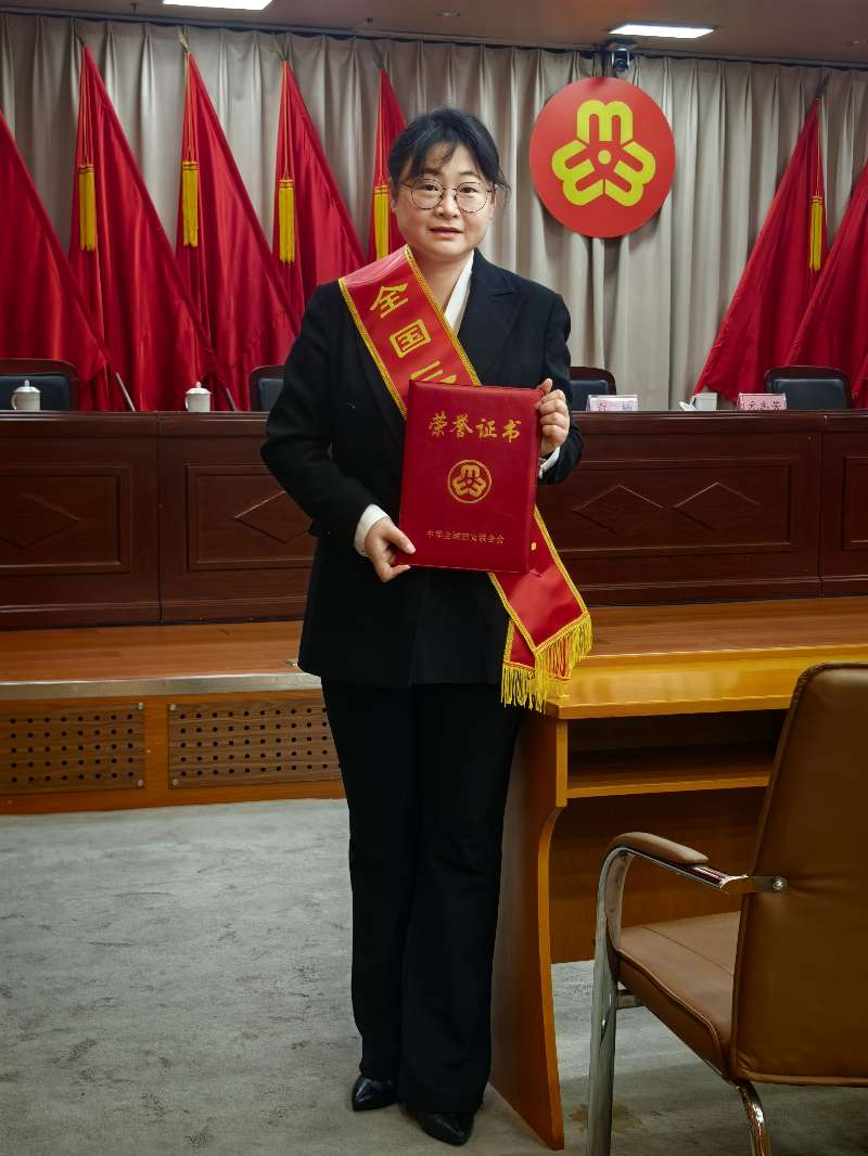 宋慧研究员荣获全国三八红旗手.jpg