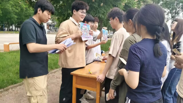 图为同学们在时光放映机前竞猜动画剧照,重温童年记忆_副本.png