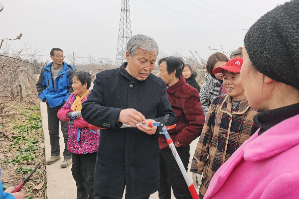 b1b74d8628264f3f8f90d87b3b1d2d34.png 老师向村民们说明选取剪枝工具的要点.png