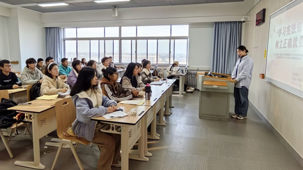 图1威尼斯vip官网学子认真进行政治理论学习_副本.png