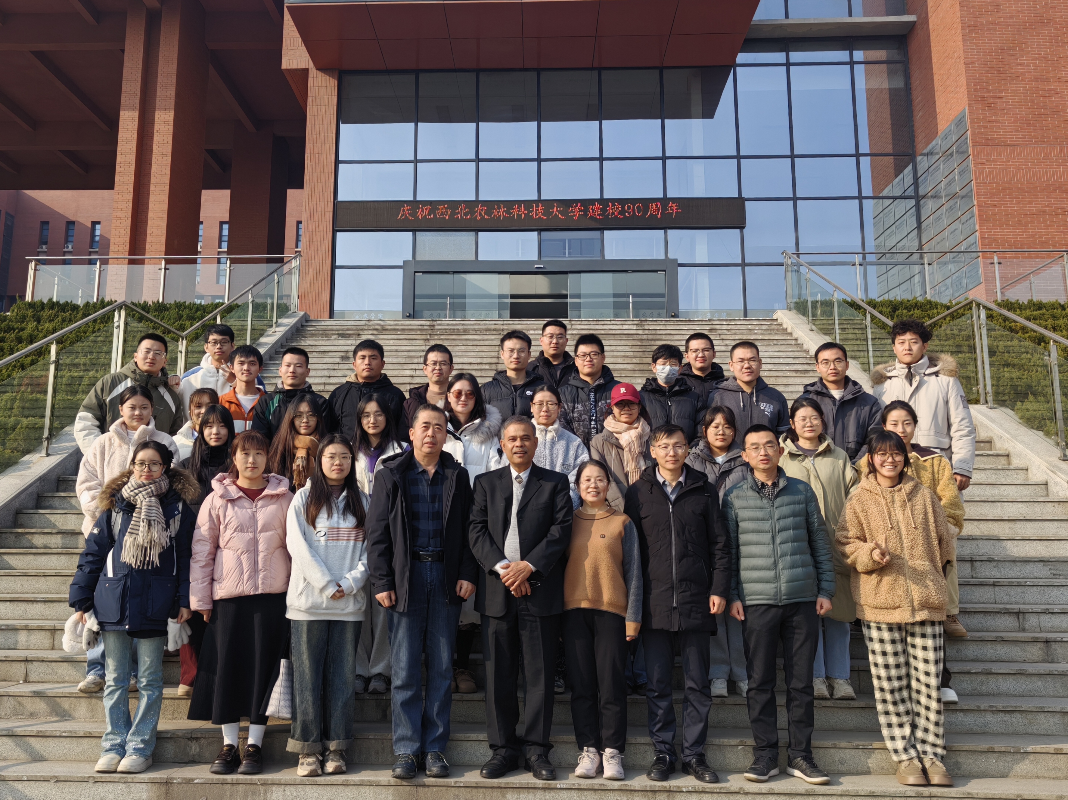 图五 Dipak教授、王瑞云教授与威尼斯vip官网师生合影。.jpg