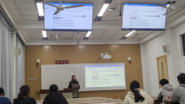图为张易老师用往年真题对到场同学进行一个简单提问和指导_副本.png