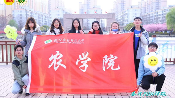 3200威尼斯vip沿游园路线跑步队伍合影_副本.png