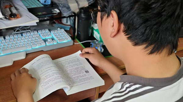 图为同学们阅读书籍_副本.png