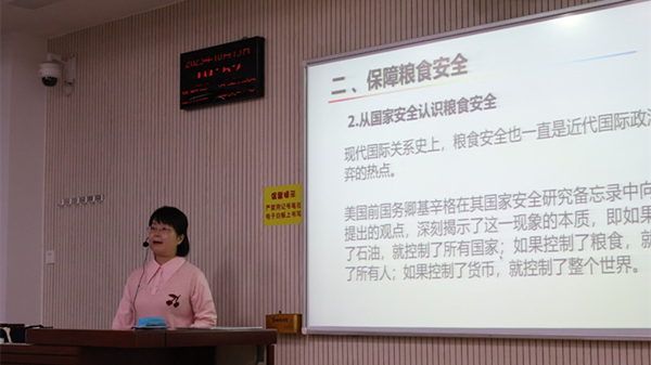 图为冉珑老师在进行团课教育_副本1111.png