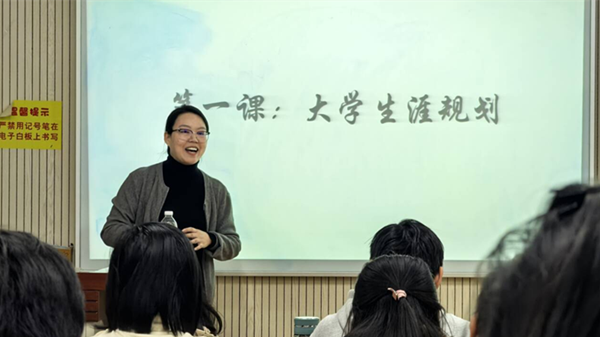 图为高继英老师介绍大学生涯规划的重要性_副本.png