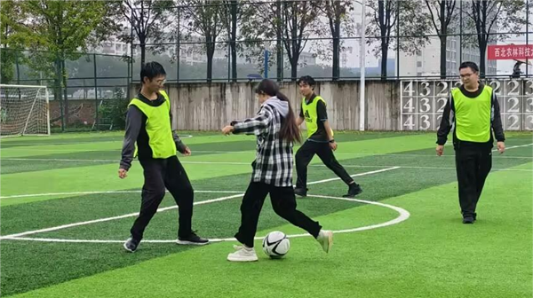 图为足球赛场上专注于球的运动员们_副本.png