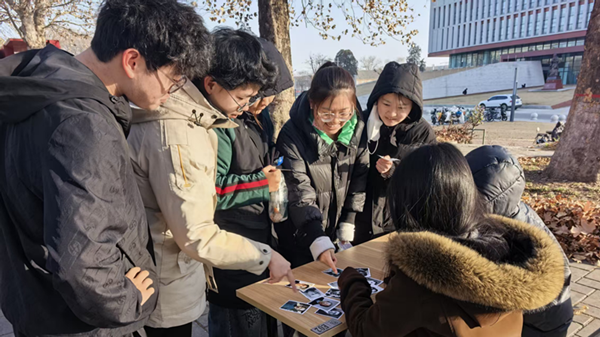 图为“历史回眸”摊位，同学们辨认历史人物_副本.png