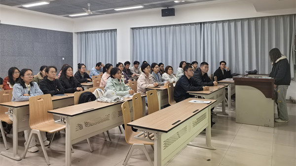 参会人员认真聆听,学习会议精神副本.jpg