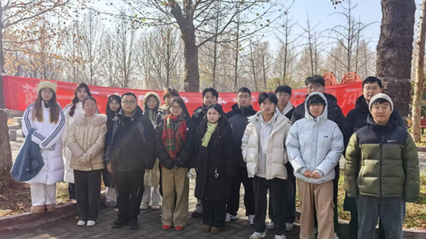 图为工作人员合影_副本.png