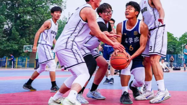 图为男篮队员比赛瞬间_副本.png