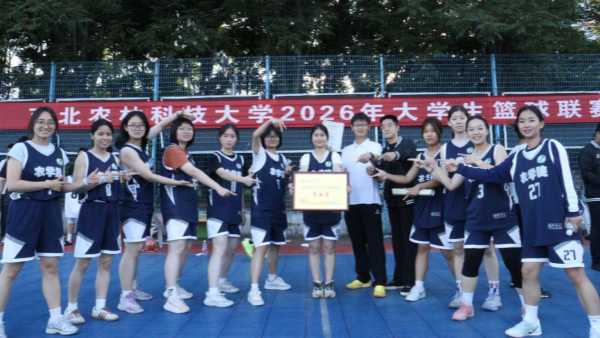 图为女篮领奖合照_副本.png