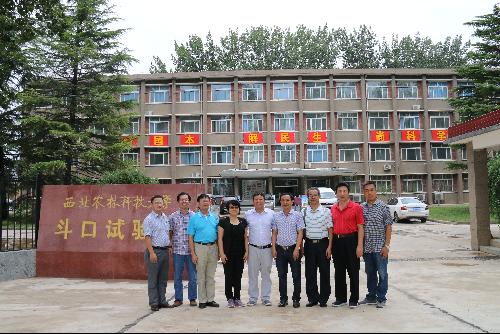张教授与威尼斯vip官网专家参观合影